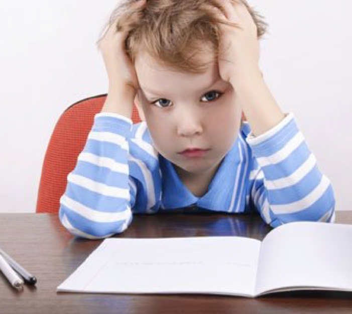 Niño con dificultades de lectura